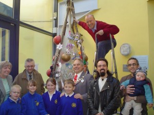 Artists, children, the Mayor and Trustee of Sunlight Development Trust duing the making of our Christmas tree with a difference!